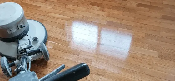 Barnizado de superficies de madera durante una restauración
