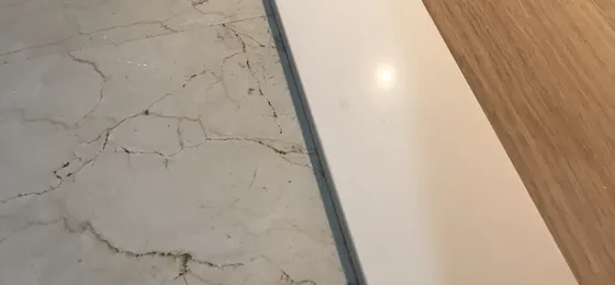 Colocación de mármol a medida en la puerta de entrada junto a parquet