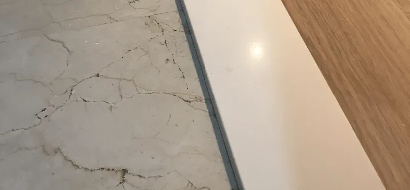 Colocación de mármol a medida en la puerta de entrada junto a parquet