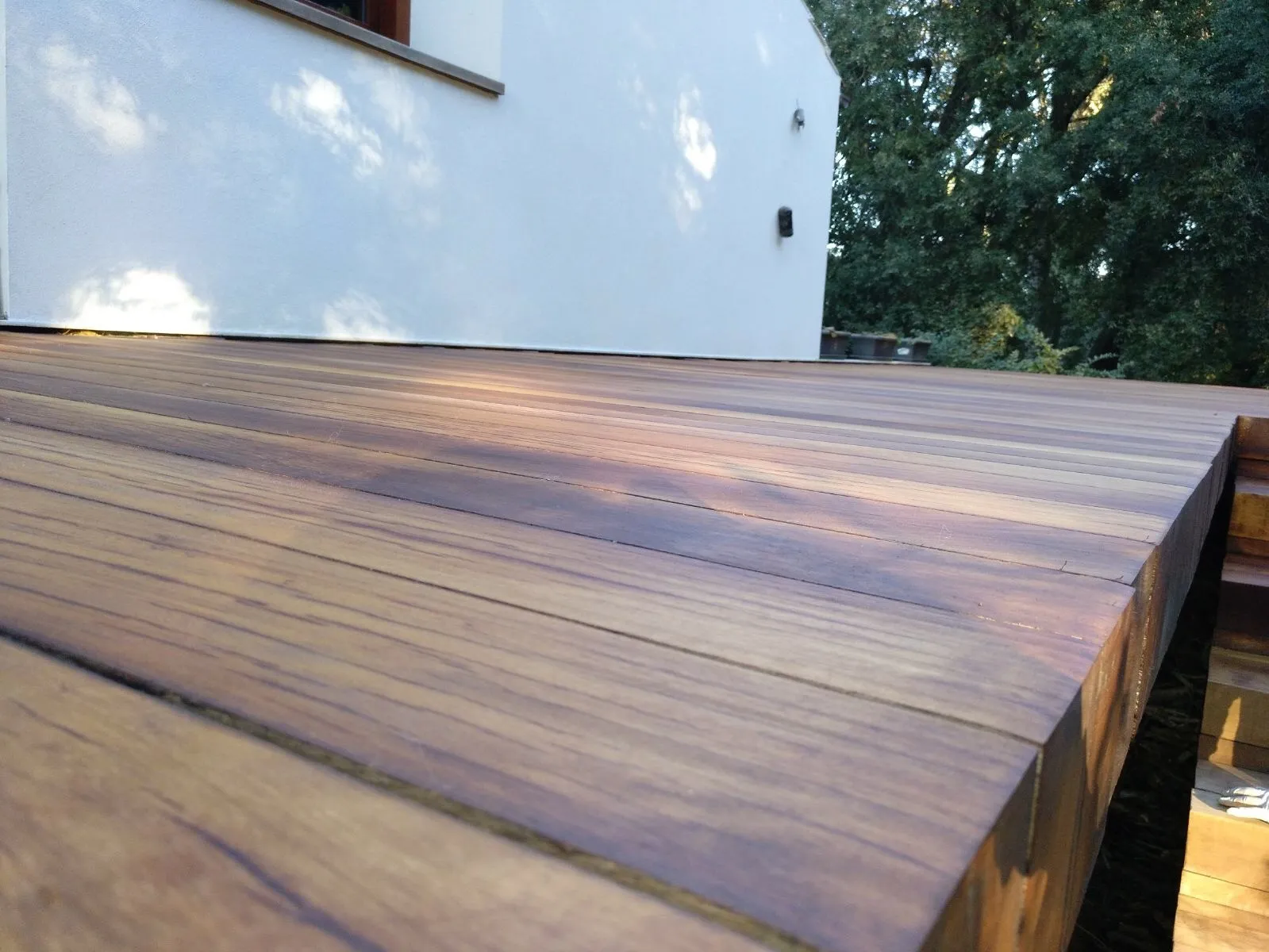 Tarima de madera maciza instalada por Parquet Llano