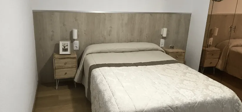 Cabezal de madera encastrado a la pared en Esplugues de Llobregat