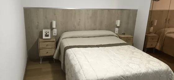 Cabezal de madera encastrado a la pared en Esplugues de Llobregat