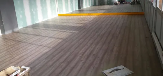 Instalación de laminado de roble Columbia en el gimnasio municipal de El Papiol