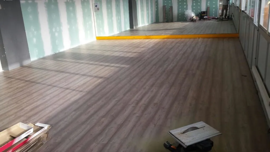 Instalación de laminado de roble Columbia en el gimnasio municipal de El Papiol