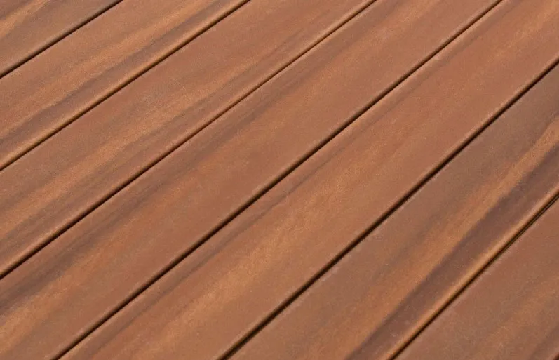 Detalle de tarima de exterior de madera maciza