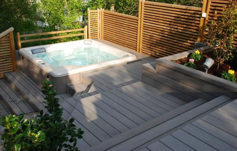 Tarima sintética de exterior alrededor de un jacuzzi