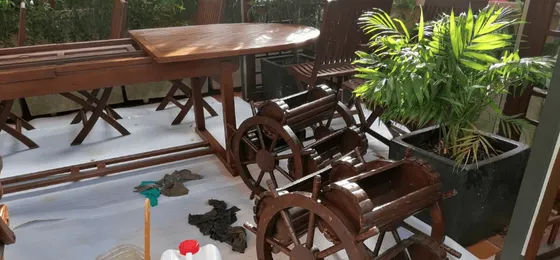 Restauración de mobiliario exterior de madera en Castelldefels